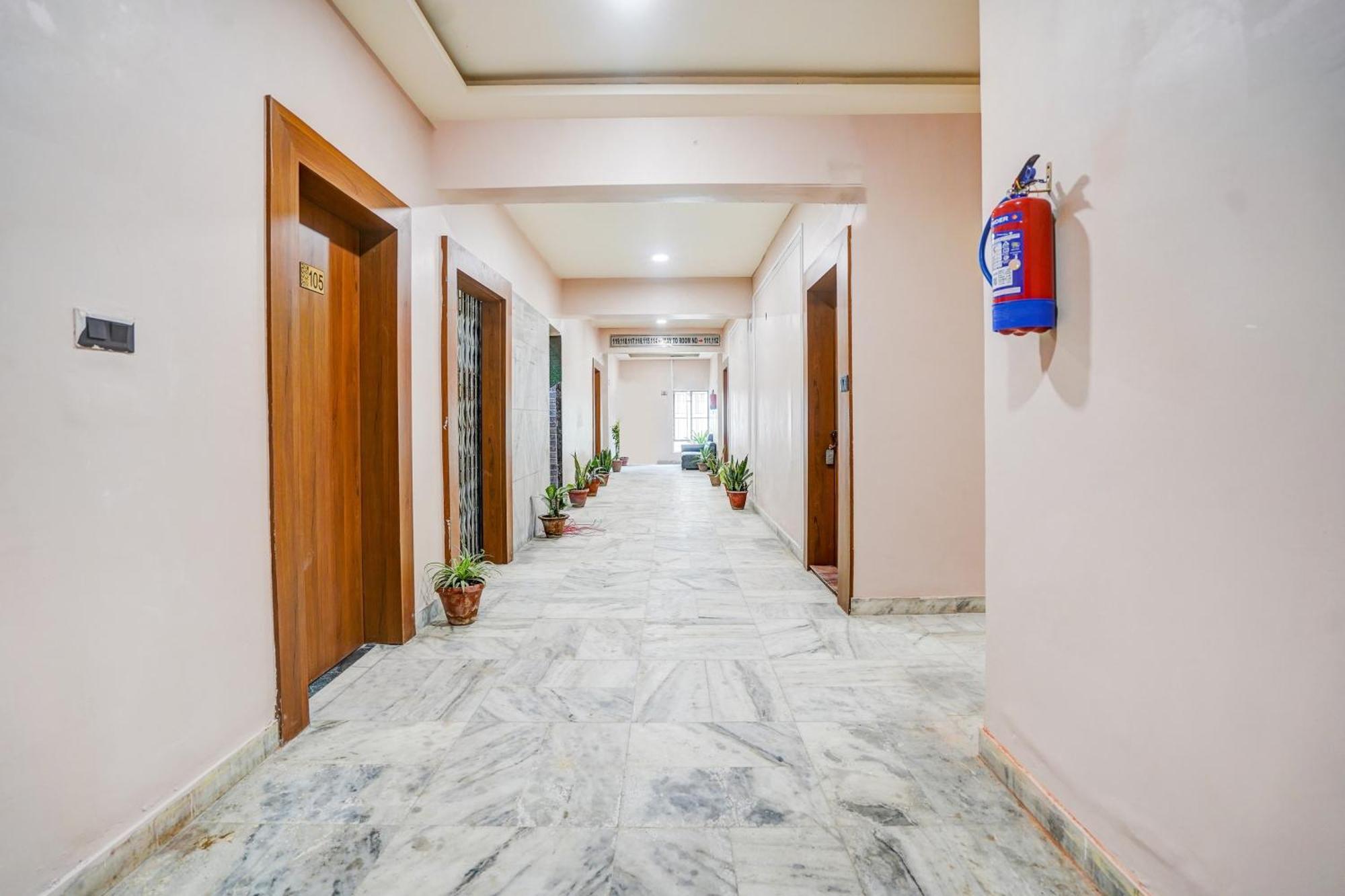 Hotel Super Collection O Ratan Lal Nagar à Kanpur Extérieur photo