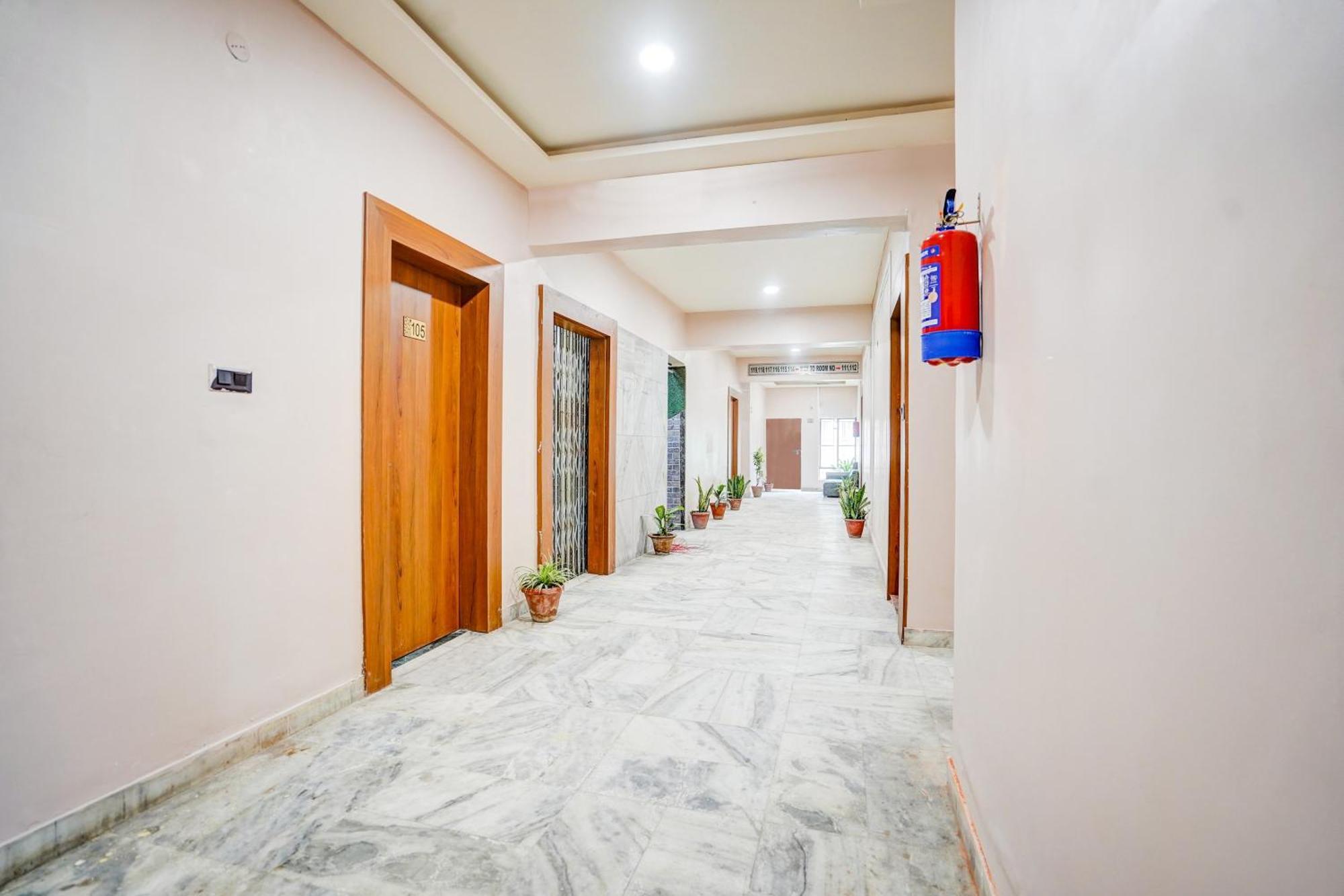 Hotel Super Collection O Ratan Lal Nagar à Kanpur Extérieur photo